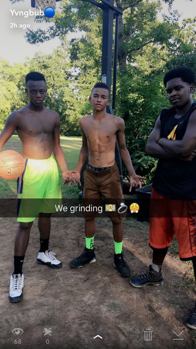 bubrub20's tweet image. I'm getting black 💀😂 but the grind is real 💪🏾😏🏈🏀👌🏽💍👀 I'm focused