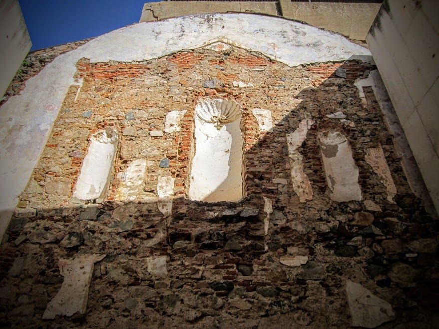Buenos días desde la #Ermita de Sta. Catalina, #Mérida. Aquí podemos observar los restos de la policromía del #Altar buff.ly/2sY4X2z