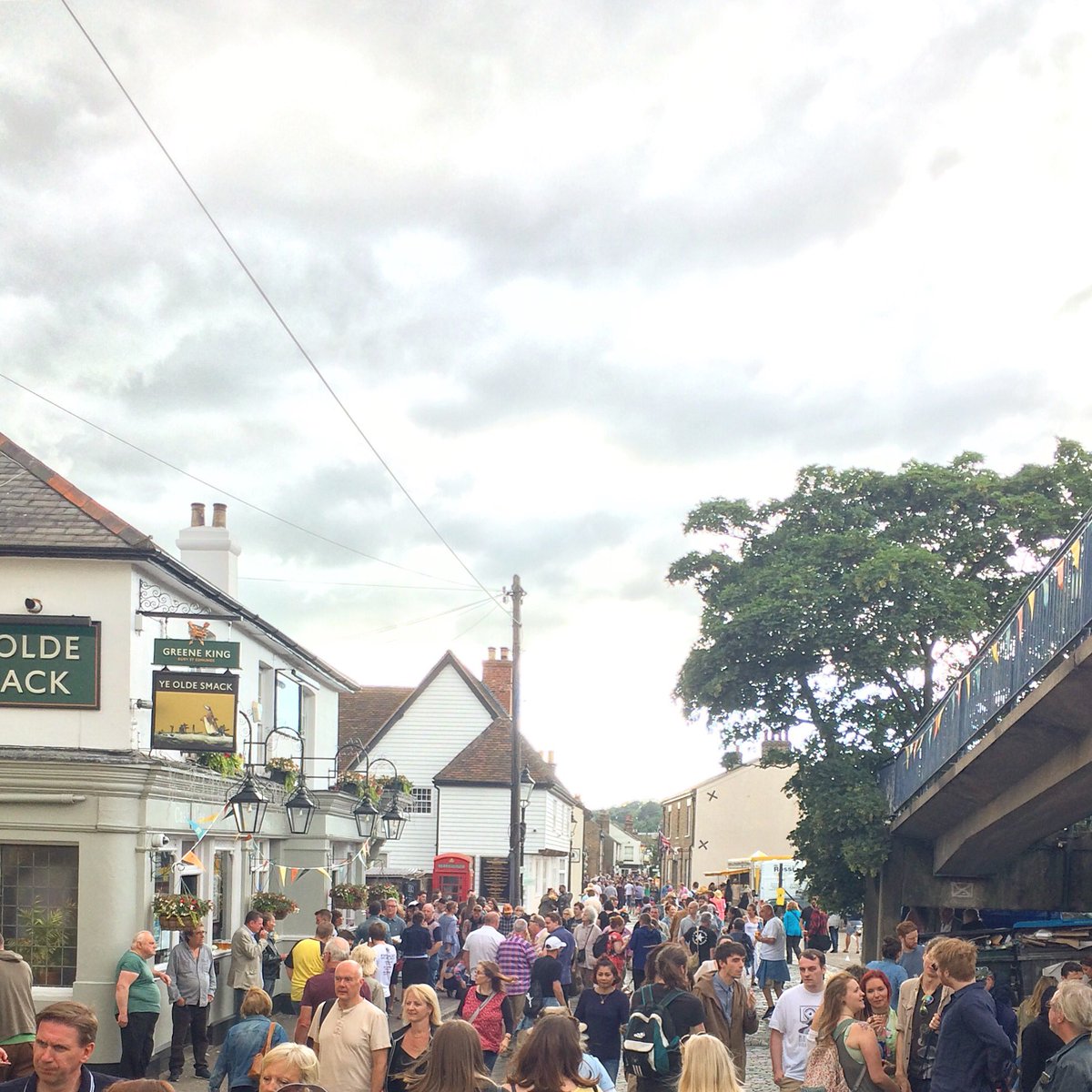 LandObservation's tweet image. Busy weekend in leigh-on-sea... #live music #leighonsea #folk #festival #estuary #LeighFolk17 #FolkFestArmy
