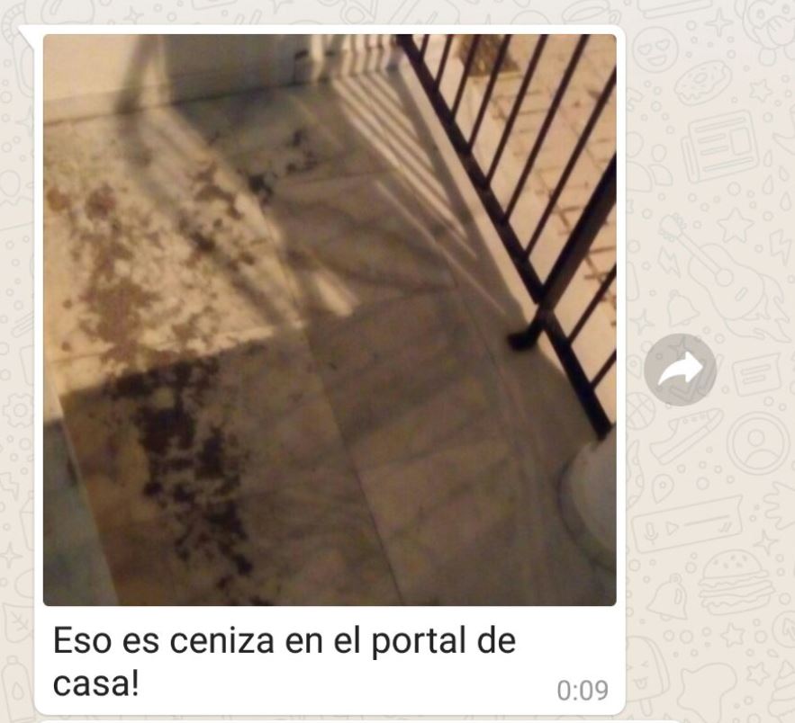 caniville's tweet photo. Cenizas en el portal de la Ari por la proximidad del fuego de #Donanaarde.     :( https://t.co/huuigR0hev