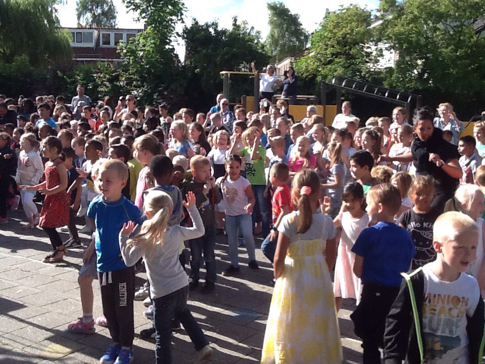 De Haka als start voor de JOGG Beweegweek. Twee scholen samen op het plein van Oud Oost. Mooie start van actieve week