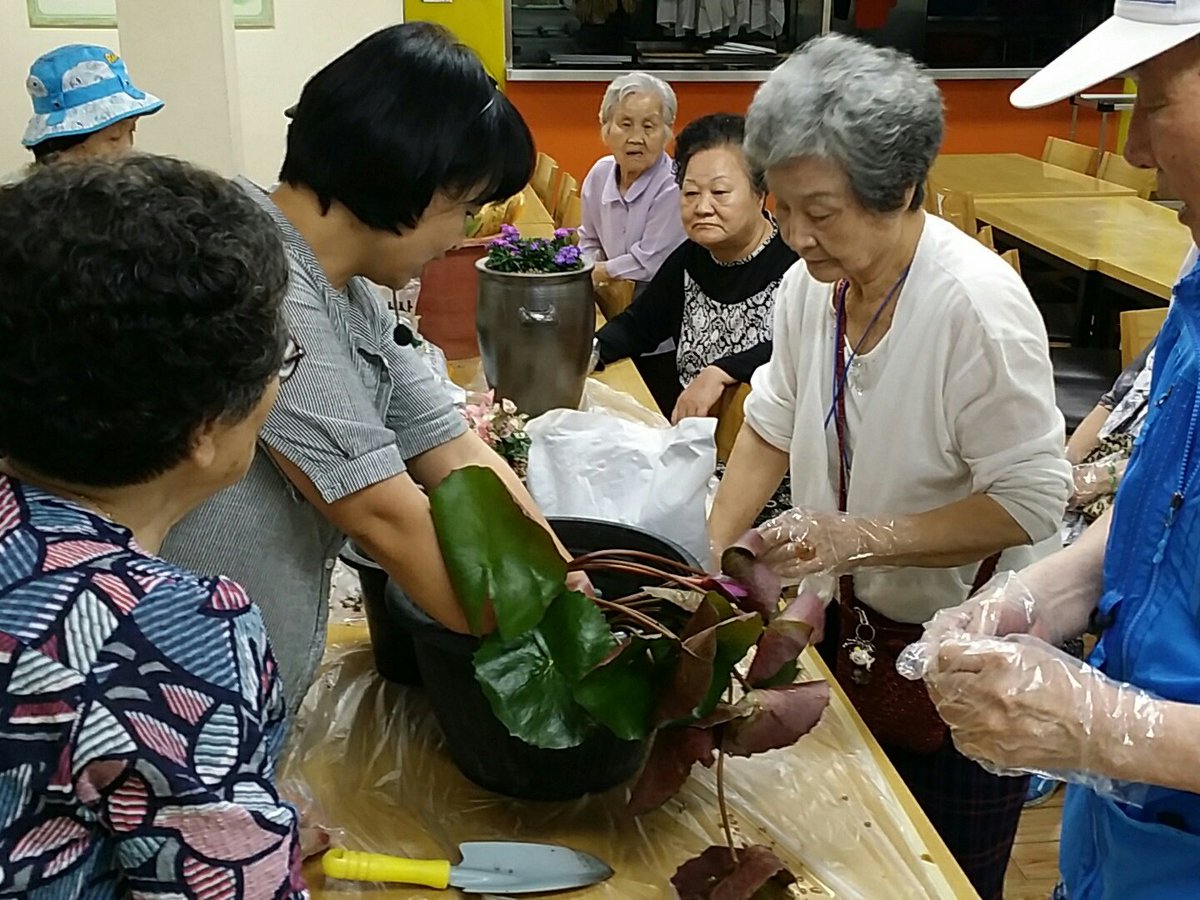 한솔참살이"행복정원" 1회기 수업이 시작되었습니다~^^ 
비가 오는 관계로 실내에서 수업을 하고 있답니다.  어르신들 이쁘게 만들어서 한솔 정원에 옮겨 심어주세요^^