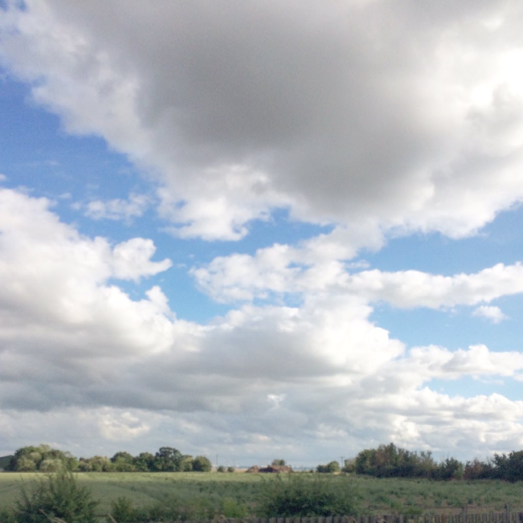 LandObservation's tweet image. Heading back from Leigh-on-sea #land #air #sun #sea #essex #landscape