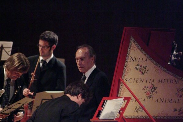 teatrolafenice's tweet photo. 🎼 Il suo ricordo, le sue parole per sempre nella storia della direzione musicale (e non solo!). A #ClaudioABBADO https://t.co/LGw1lLg8ng 🎭 https://t.co/Rt5OnAh8Hk