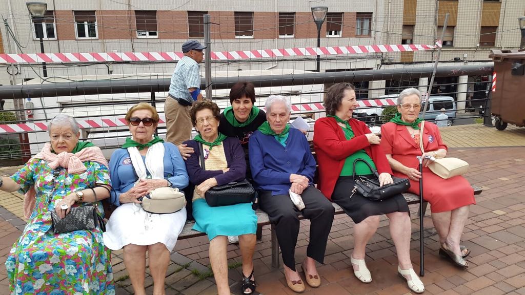 Un año más, las personas mayores de Sestao inaugurando las fiestas