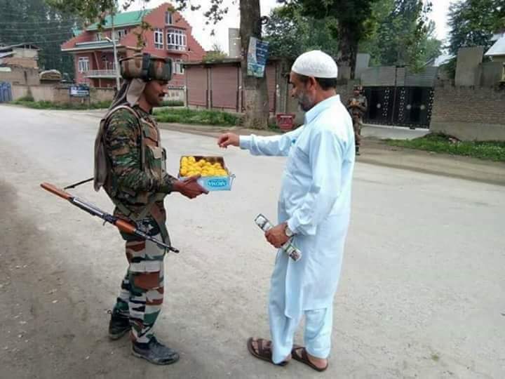 BestTweet___'s tweet photo. Indian Army In Kashmir

#IndraniMukerjea #100DaysOfYogi #AbRam #DhinchakPooja #HasMatPagli #QuakerFeedAChild #MulayamSinghYadav #Mannat https://t.co/afpbIPnWup
