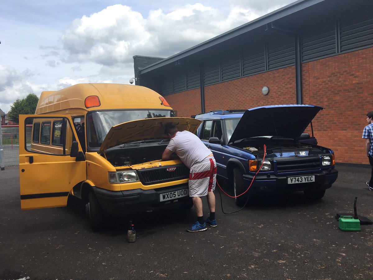 GetMeMotoring's tweet photo. #Disaster! Kart Testing at Three Sisters Racing Circuit has had to be abandoned! Minibus broken down😪@FixItUK1 on the case! #ProtoGP https://t.co/kzBKtD2jkL
