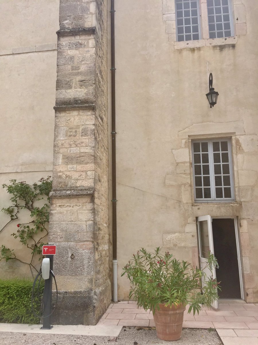 amelias_wine's tweet photo. Burgundy moving with the times. Tesla charging points now adjoin Chateau de Gilly! #Burgundy #wine #Tesla #ontrend https://t.co/VT4lZ6XTBp
