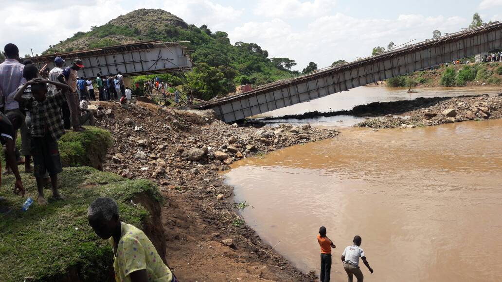 Hot_96Kenya's tweet photo. 25 construction workers treated at Port Victoria Hosp after being injured in #SigiriBridge collapse.~ Busia Police Commander Elisha Odhiambo https://t.co/OQP8kkkypn