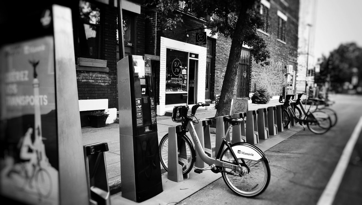 Raymond_IV_'s tweet photo. On peut pas faire plus proche pour venir à la boutique! Vélo @BIXImontreal https://t.co/EaB7I2JogH