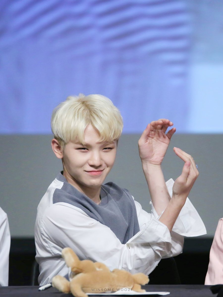 Winsome_woozi's tweet photo. 하트장인 이우지님💕💓💖💟💘❤
#seventeen #woozi #세븐틴 #우지 #지훈 https://t.co/7pbfJibYKY