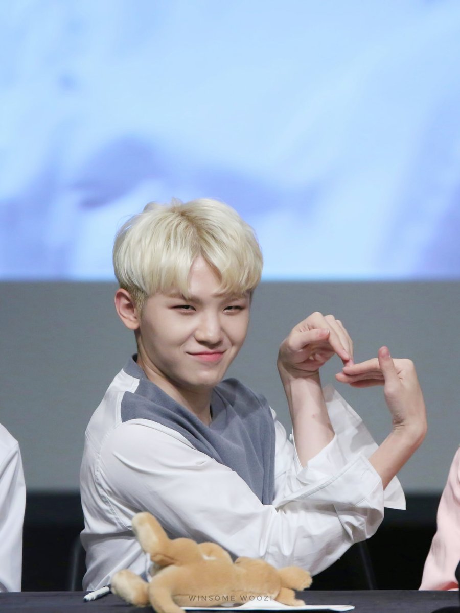 Winsome_woozi's tweet photo. 하트장인 이우지님💕💓💖💟💘❤
#seventeen #woozi #세븐틴 #우지 #지훈 https://t.co/7pbfJibYKY