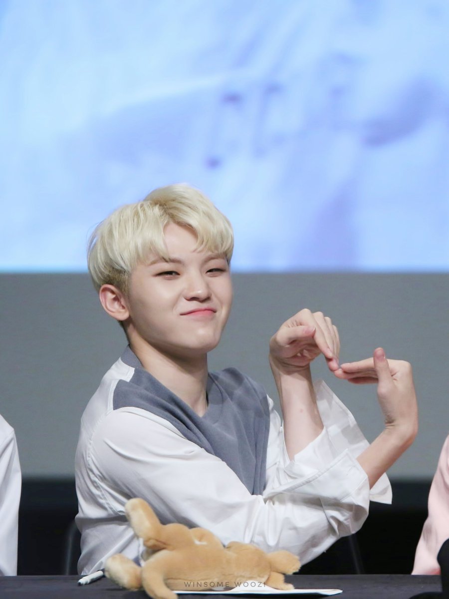 Winsome_woozi's tweet photo. 하트장인 이우지님💕💓💖💟💘❤
#seventeen #woozi #세븐틴 #우지 #지훈 https://t.co/7pbfJibYKY