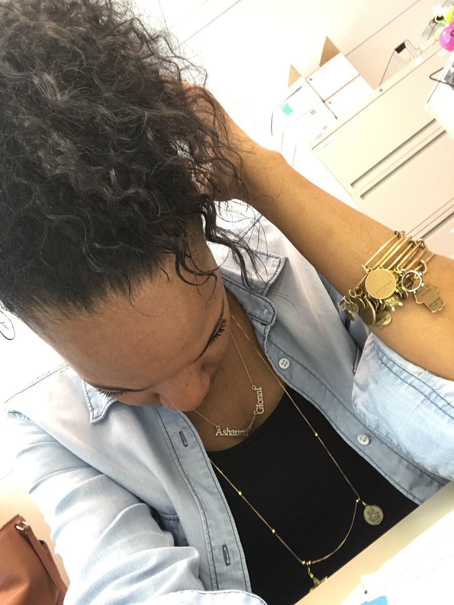 ALeighMitch's tweet photo. Just a spreading a lil #BlackGirlMagic this #Monday #curlypuffpoppin'! #naturalhair #myeyelashes #BenefitRollerLash ๐ https://t.co/phfhnMjNhO