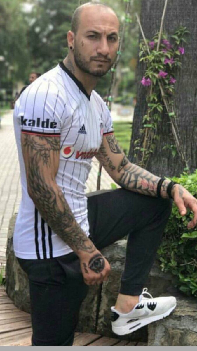 AlkolukBaskan's tweet photo. Kız: Quaresma'ya aşığım ❤️
Ben: https://t.co/ZIYsKvo2wU