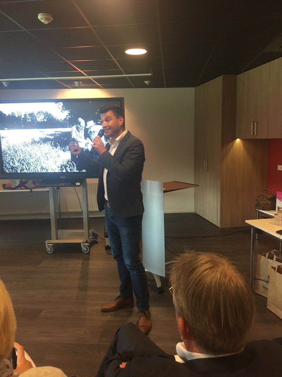 ReginaNieuw's tweet photo. @JaapBeernink bij #TM2S 'de Twentse situatie vraagt om ondernemerschap' @TwenteBoard https://t.co/FsS8pOnbAw