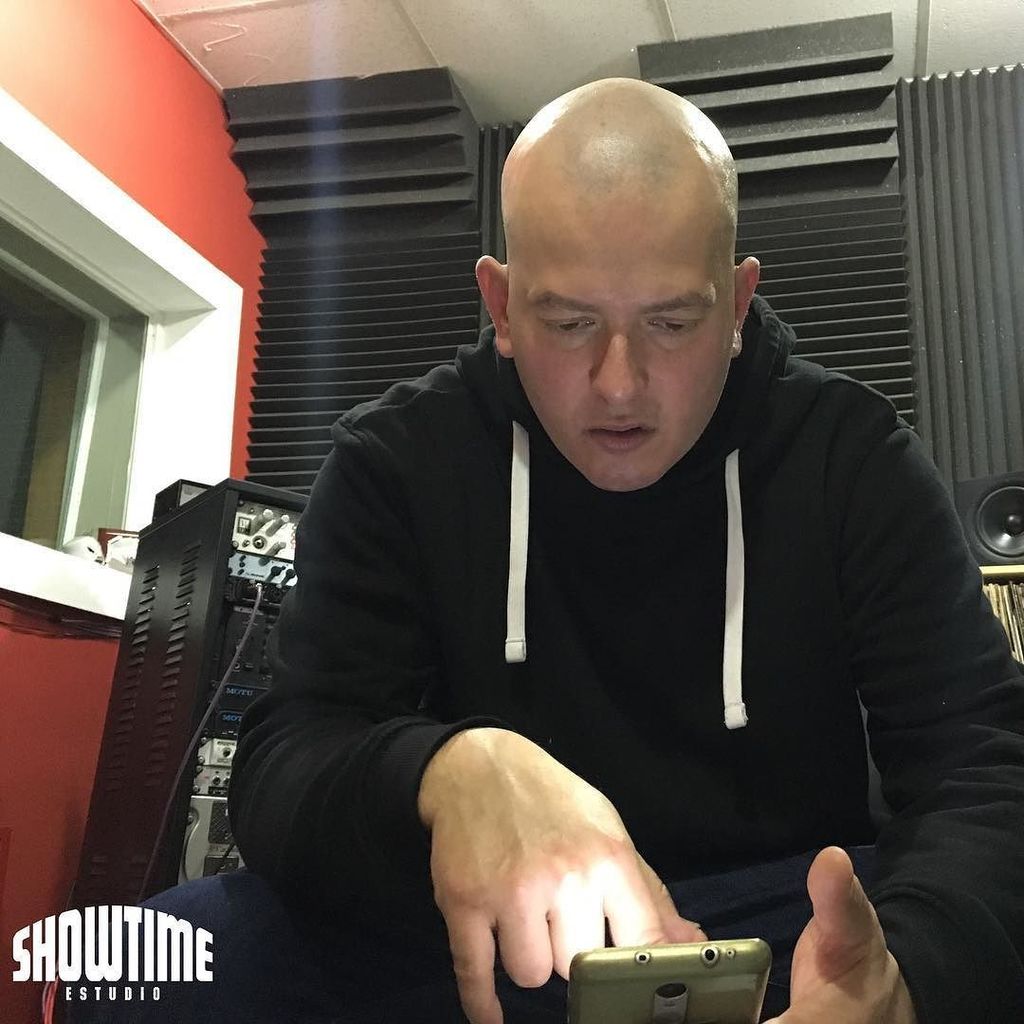 ShowtimeEstudio's tweet photo. En sesión con @capaz_hp. #capaz #showtimeestudio #grabacion #mezcla #mastering #masterizacion #rap #hiphop #rapesp… https://t.co/sorYW9IQI9 https://t.co/BTebdIC1vg