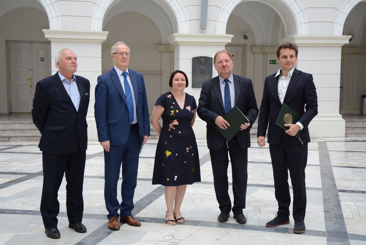 exatel_pl's tweet photo. Z Politechniką @PW_edu będziemy wymieniać dane, budować sieci, doprowadzimy #światłowód... na początek #przyszłość
 https://t.co/XDhWUmRefg https://t.co/HkH1gVTQjl