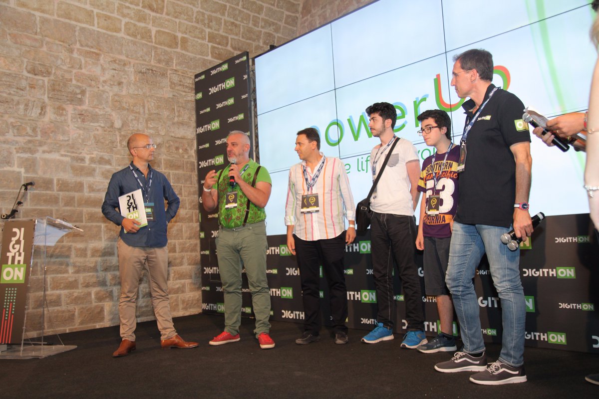 evolvere_adesso's tweet photo. Evolvere premia la start up PowerUp che a #DigithON2017 ha presentato un progetto dedicato al funzionamento delle batterie ricaricabili! https://t.co/3CylmeWCvI