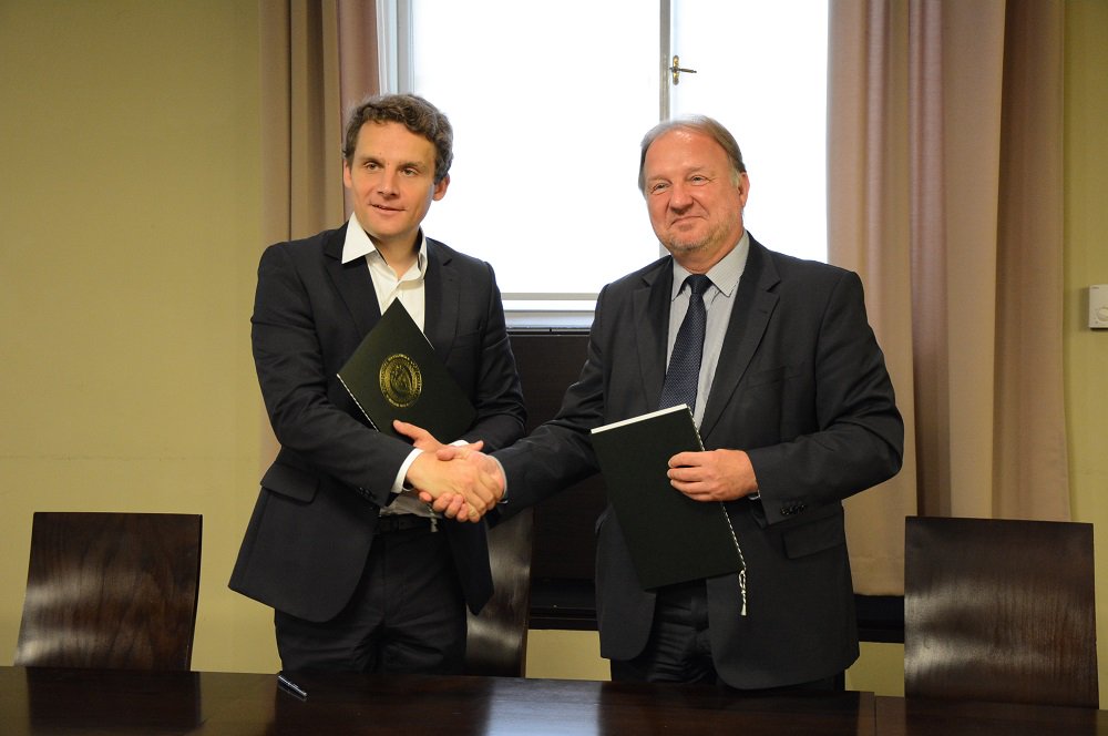 exatel_pl's tweet photo. Z Politechniką @PW_edu będziemy wymieniać dane, budować sieci, doprowadzimy #światłowód... na początek #przyszłość
 https://t.co/XDhWUmRefg https://t.co/HkH1gVTQjl