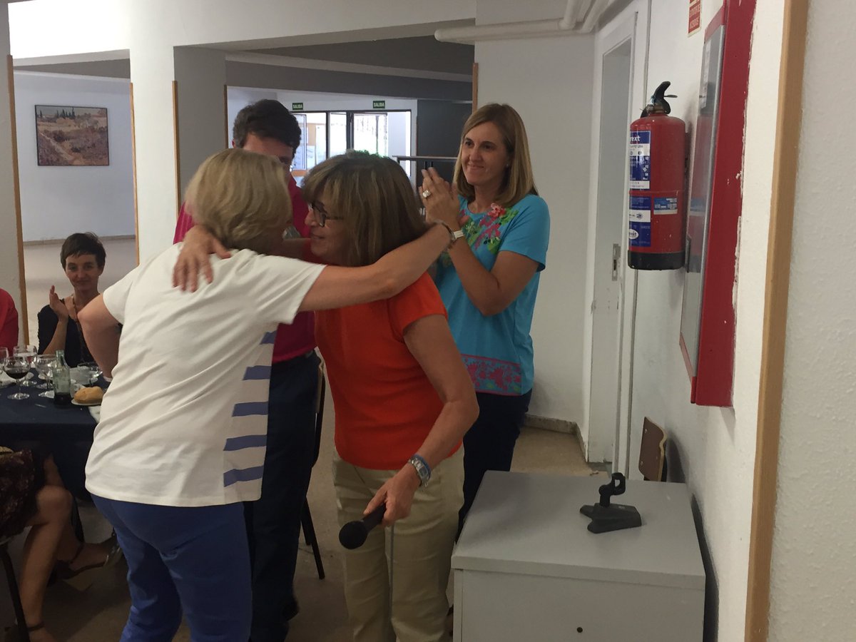 irlandesassoto's tweet photo. #cuentatuvida Reconocimiento a la profesora Charo por sus 25 años como profesora en nuestro colegio. Gracias y enhorabuena https://t.co/mONjdNvSBW