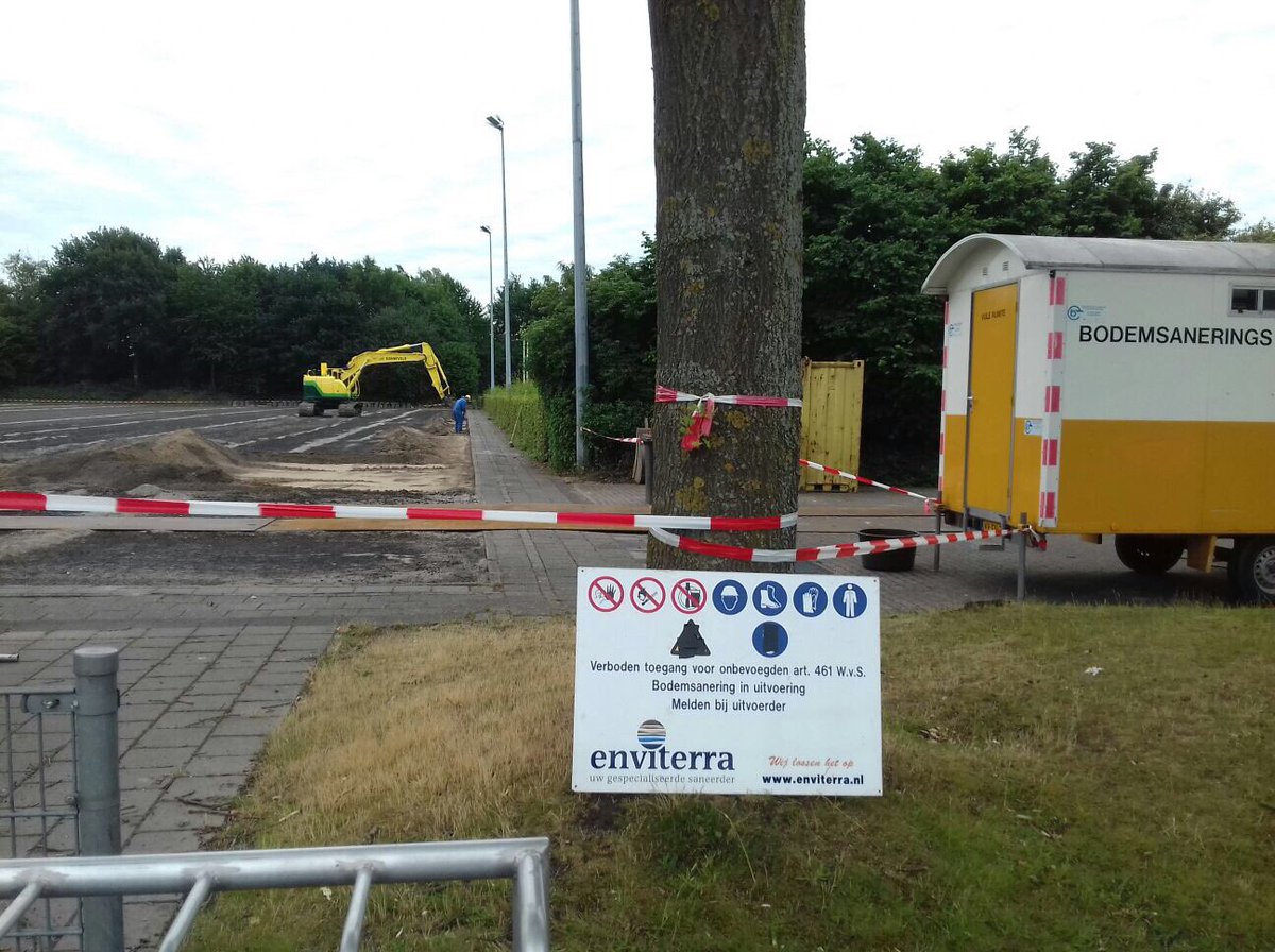 JWBoontje's tweet photo. Gestart met de renovatie van kunstgrasvelden te Amersfoort en Nijkerk. Vandaag de vervanging van de sporttechnische laag. https://t.co/vJjpNmgD8o