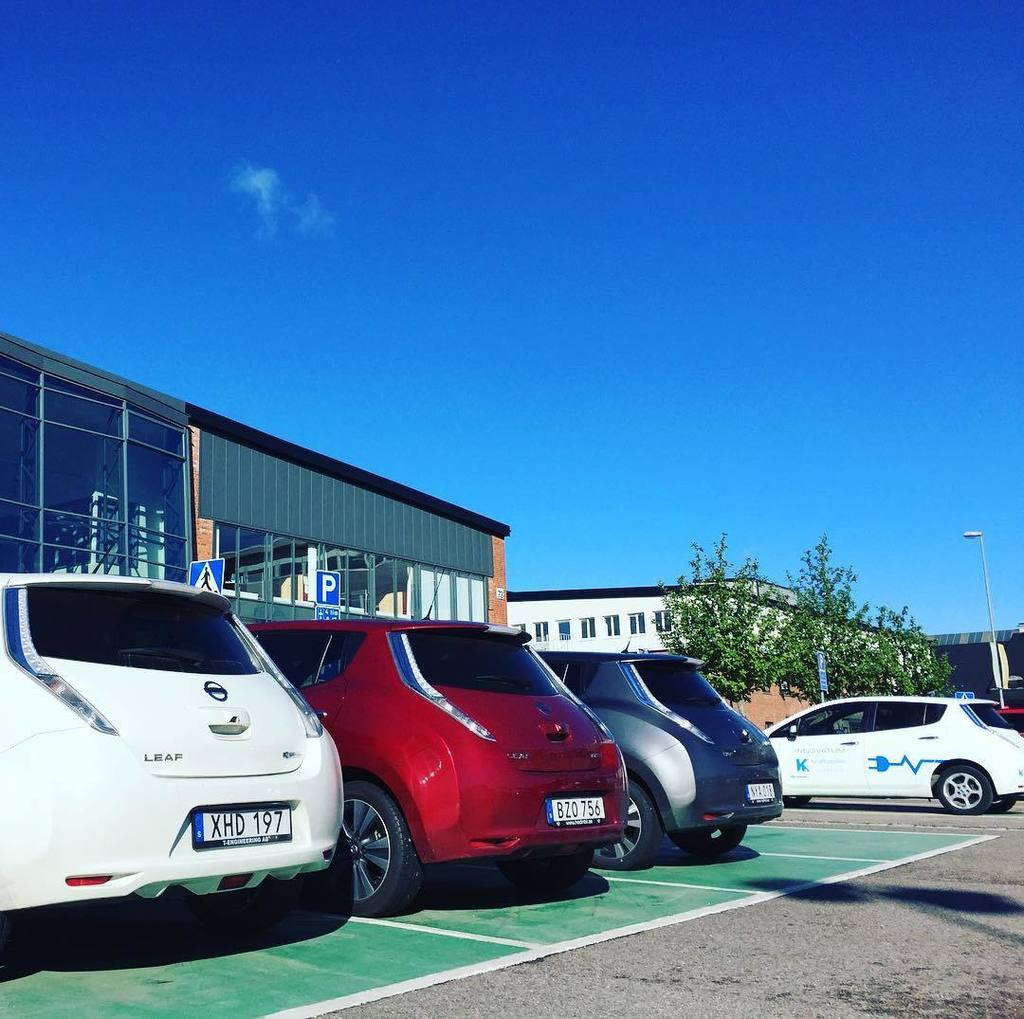 fossilfri2030's tweet photo. Fyra av fem laddplatser vid #innovatum upptagna av #nissan #leaf i dag! https://t.co/KmcbZQe4cv