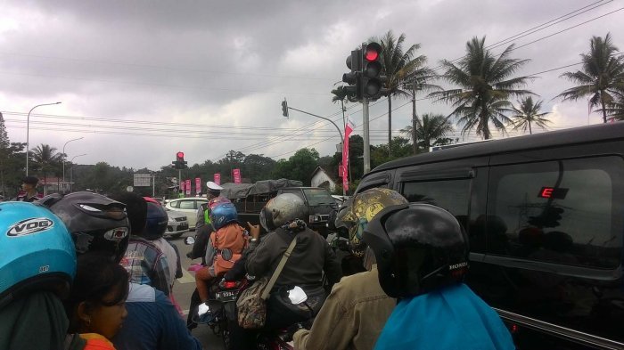 warta24dotcom's tweet photo. Jalur Alternatif di Pasar Suruh Kabupaten Semarang pun Macet – Tribun Jateng https://t.co/kAKtfteuGh https://t.co/J5JDU6T8BD