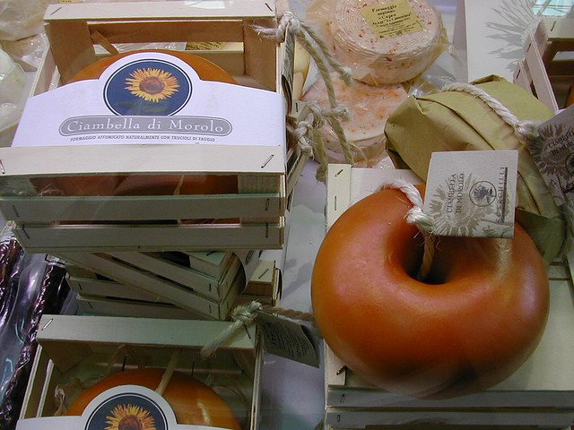 cheese_home's tweet photo. Сыры Лацио, зачастую, удивляют своими необычными формами: Буррата - сливочный сыр в сырном мешочке или Чьямбелла - копченый сыр-бублик https://t.co/yCEWKlj7RT