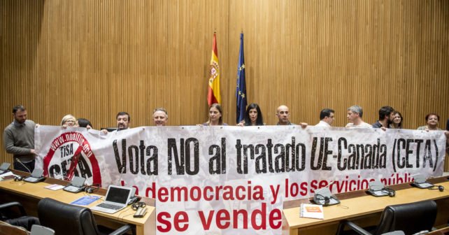 CVONGD's tweet photo. La @CVONGD y @POBRESAZEROCV apoyamos la Campaña y recogida de firmas para decir #NOalTTIP, #CETA y #TISA https://t.co/G8KlFqh9eW https://t.co/auXer6lgVo