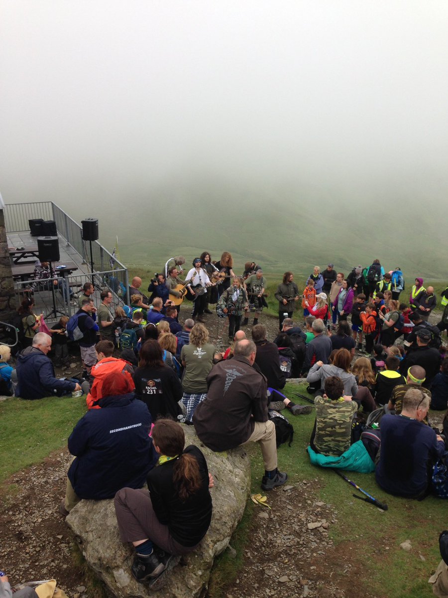 GofalaThrwsio's tweet photo. Wynn assisted with the #snowdonrocks day on Saturday #goodjob @awyrlascharity @thealarm https://t.co/mnnJ1FNwEn