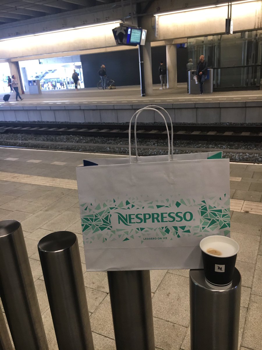 DitIsLynn's tweet photo. Fijne service van @NespressoNL; cappuccino bij m'n koffie op #utrechtcentraal #mondays https://t.co/xt0zSvToGH
