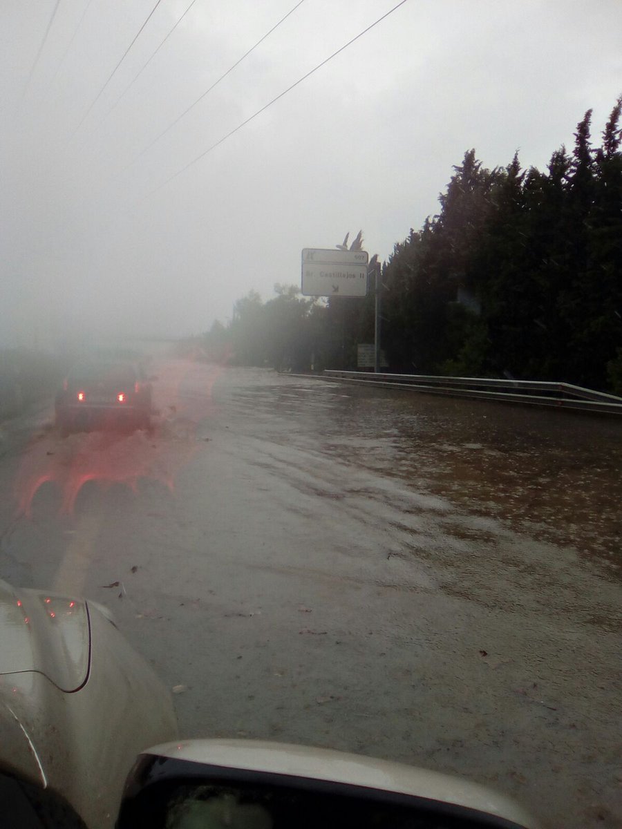 MiquelEV1's tweet photo. Ctra de Huesca a 5km de #Zaragoza 
#Tormenta https://t.co/JmeRjHFUdm