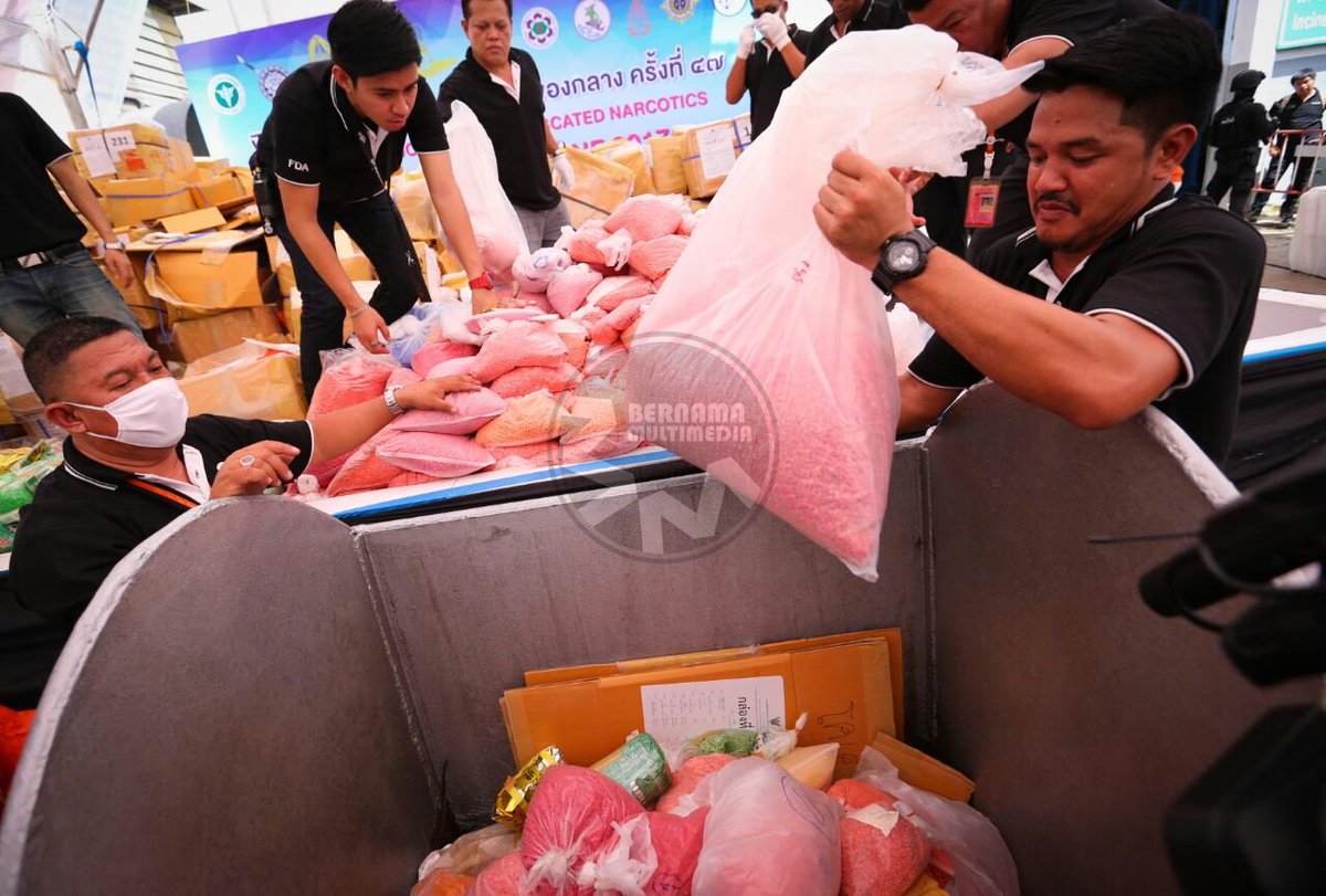 bernamadotcom's tweet photo. Pihak berkuasa Thai musnah lebih 9.3 tan dadah dianggar bernilai kira-kira RM2.6 bilion hari ini sempena sambutan Hari Anti-Narkotik Dunia https://t.co/JU0tfSa04s