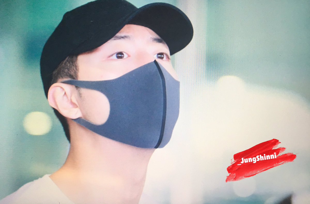 _JungShinni's tweet photo. #이정신 #LeeJungShin 
170626 인천입국  수고했어 우리 신야 https://t.co/qsJdxelpTN