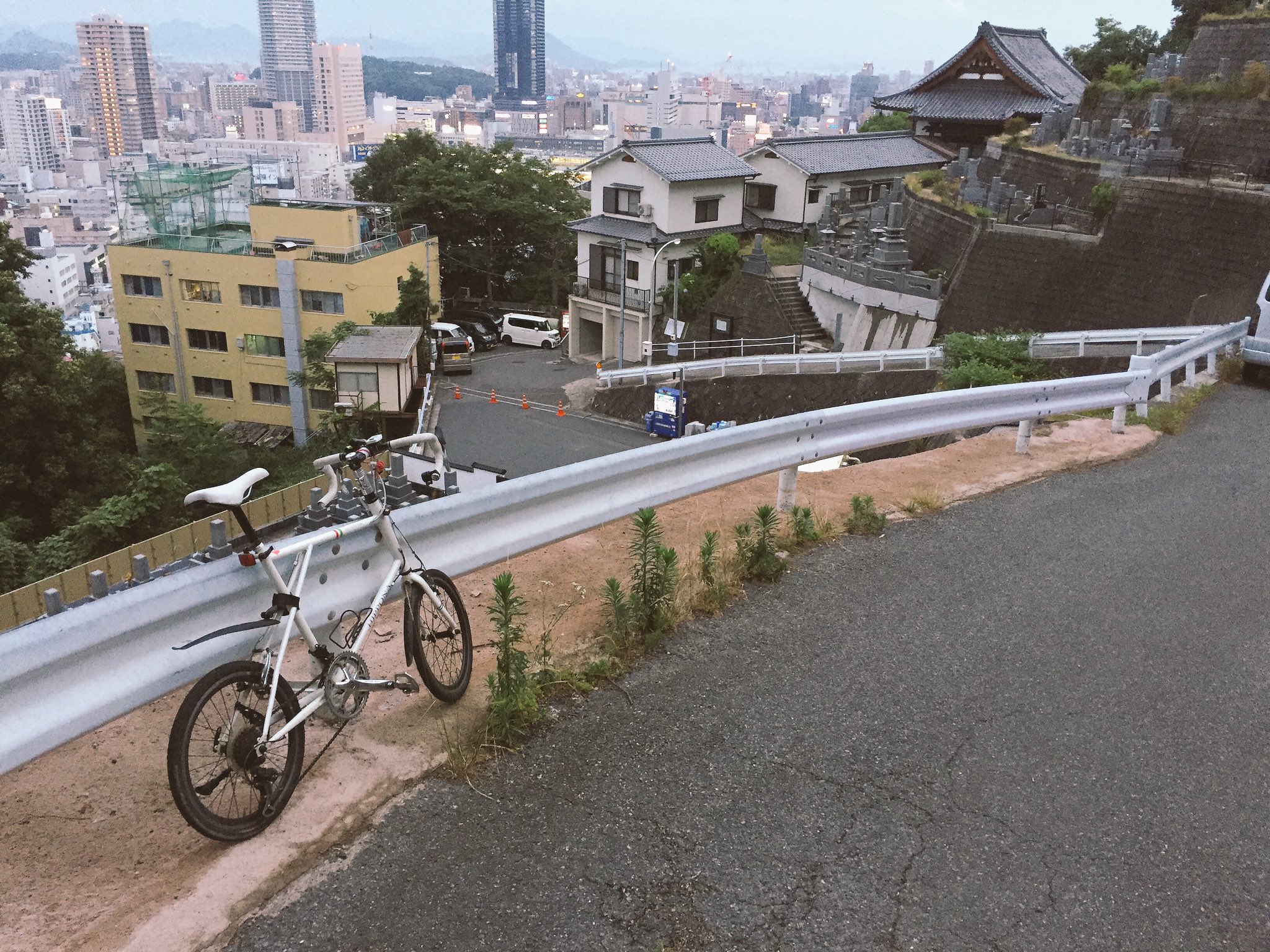 Kユーリンさん 広島駅の北口から見える 頂上に仏舎利塔がある双葉山という山には漫画みたいな激坂がある 斜度を図ると最大で25 の箇所も ヒルクライム練習にはもってこい T Co Veqepgh1ri Twitter