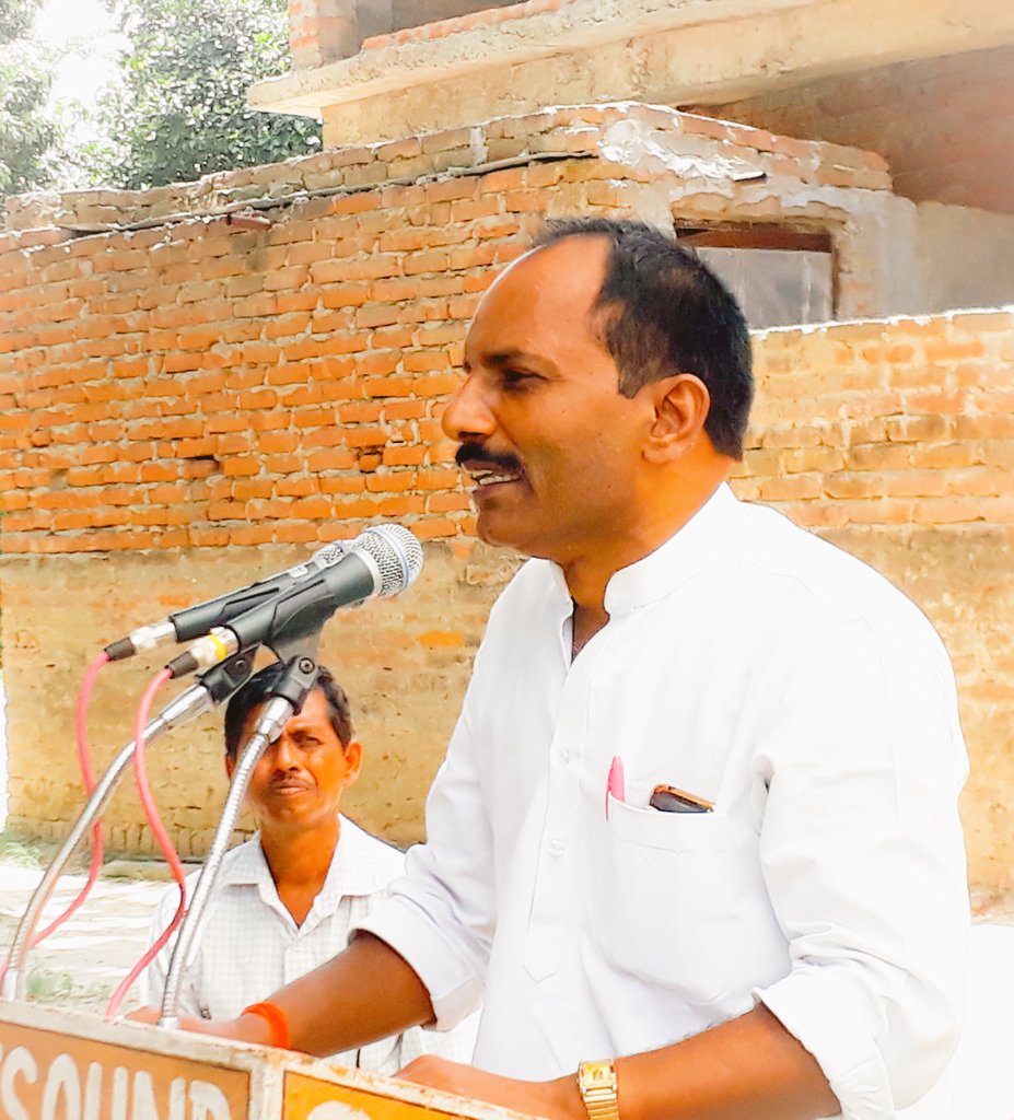 AjayGautambjp's tweet photo. सिद्धार्थ नगर के में भाजपा द्वारा आयोजित #जन_कल्याण_सम्मेलन में केन्द्र सरकार व प्रदेश सरक���र की जन कल्याणकारी योजनाओं के बारे में बताते हुए। https://t.co/FXA5uRRK1P