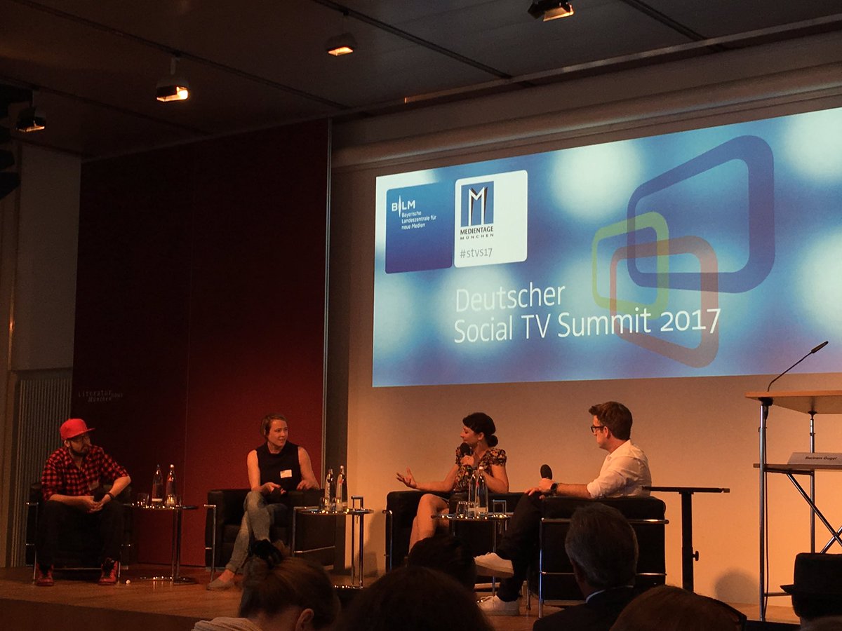 Kollege <a href="/weinhauser/">Stefan Weinhauser</a> von <a href="/SkyDeutschland/">Sky Deutschland</a> beim #stvs17: <a href="/cbas/">C-BAS</a> spornt in der <a href="/SkySportDE/">Sky Sport</a> Redaktion sogar <a href="/LMatthaeus10/">Lothar Matthäus</a> an, Blödsinn zu machen 😉