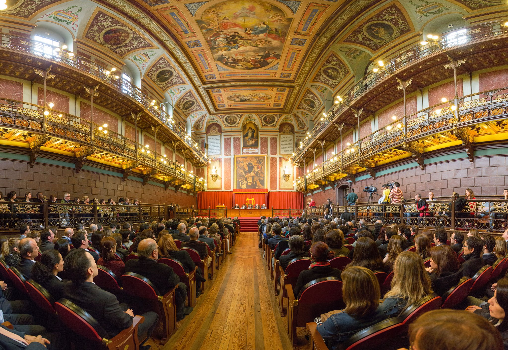 Universidad Deusto - Deustuko Unibertsitatea on X: "¿Conoces nuestro salón  de grados o paraninfo? Ambos espacios del campus de #Bilbao parecen salidos  de #HarryPotter20 #deusto360 https://t.co/Bq3CxMdDQm" / X