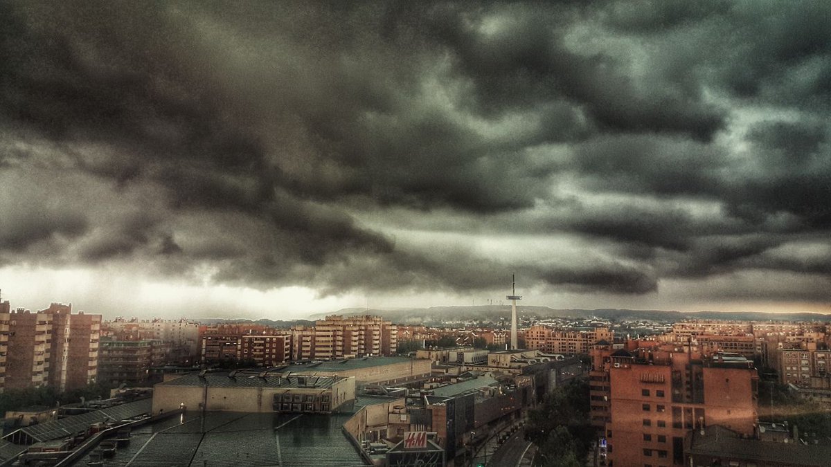 Rafa_Lopez_A's tweet photo. @MeteoZGZ @meteo_aragon @ecazatormentas @AEMET_Aragon @eltiempo_atv ...así se preparaba la tormenta de hace un rato... https://t.co/h4n96o5d1L