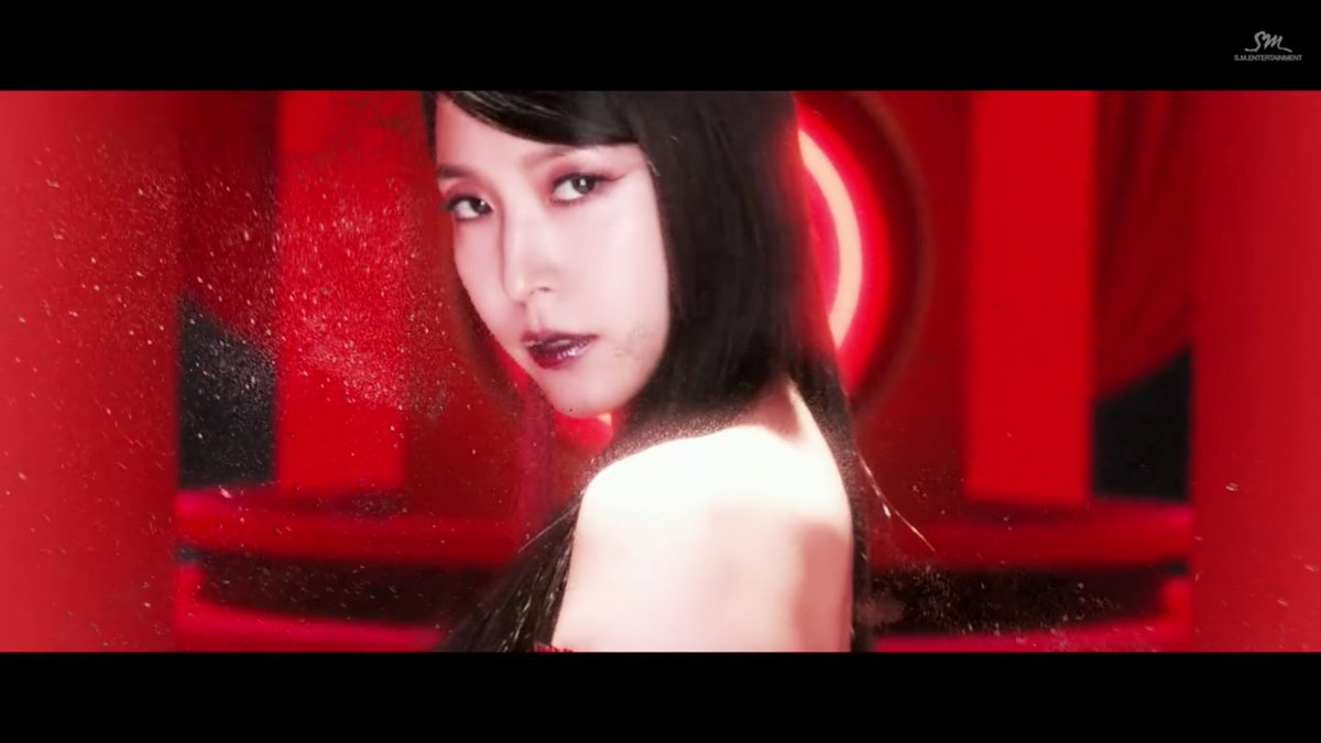 jhopeismyhomie's tweet photo. Wow. What a beautiful look. 😍 #BoA #CAMO  #BoACamo #CAMOMV https://t.co/9fKYEQjpu7