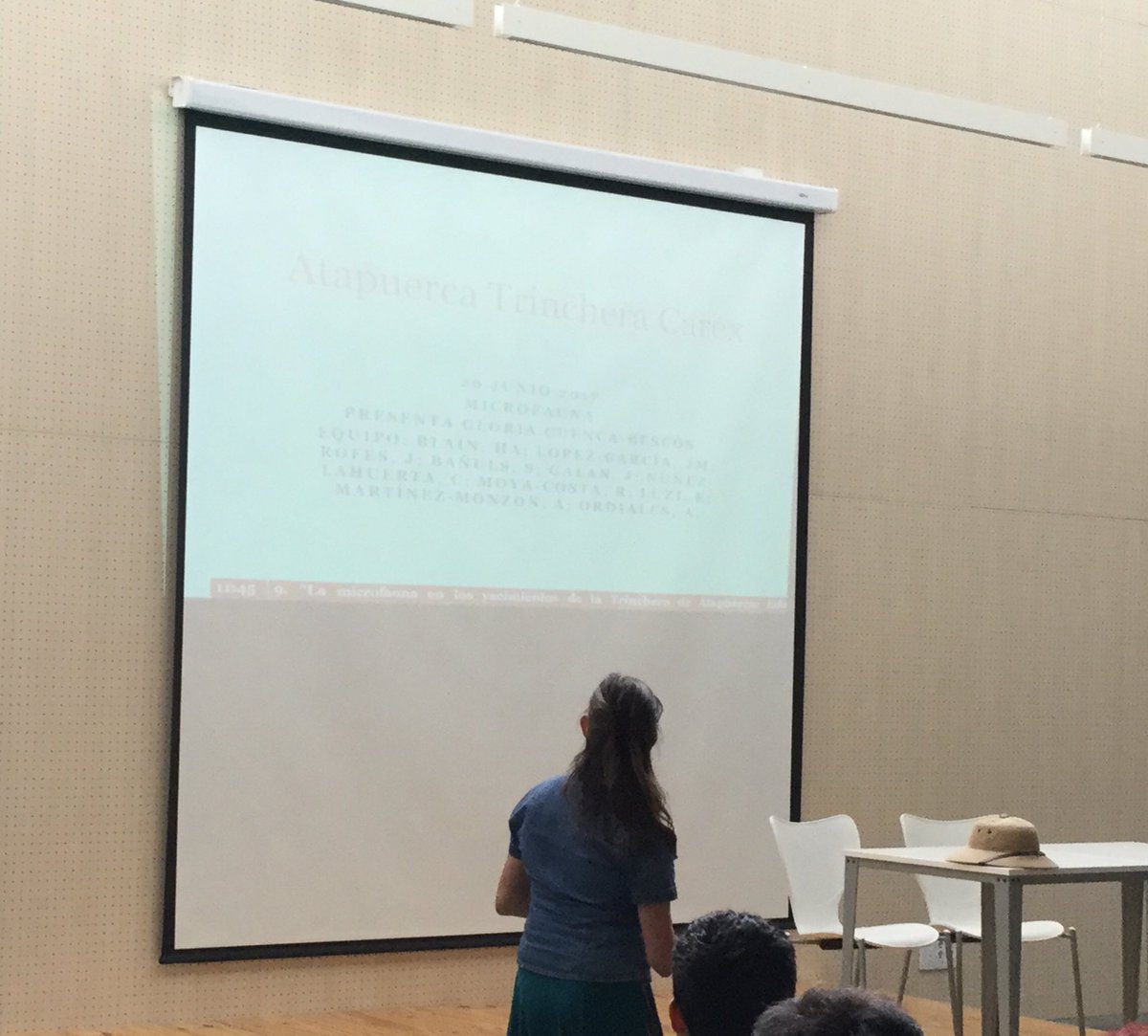 FATAPUERCA's tweet photo. @GCuencaBescos nos habla del estado de las investigaciones, publicaciones y del equipo de microfauna #WorkshopTrinchera #Atapuerca #CAREX https://t.co/yBVcjWrBnd