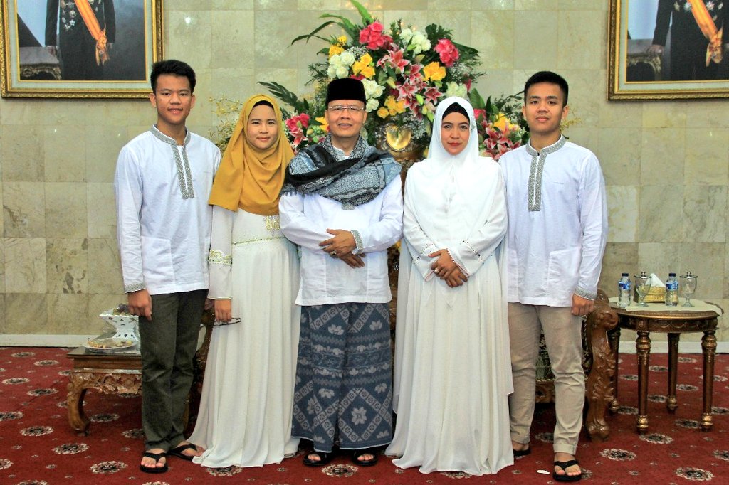 mediacenterBKL's tweet photo. #TweetLebaran: Berikut keluarga besar Plt Gubernur Bengkulu mengambil sesi foto bersama di momen open house yang digelar di Gedung Daerah. https://t.co/iK4iQpH0N7