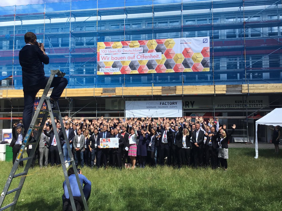 Land_der_Ideen's tweet photo. Mit den #100Orte17-Preisträgern und unserem langjährigen Partner @DeutscheBankAG bauen wir auf mehr Offenheit! https://t.co/7Wbt9xMVKa