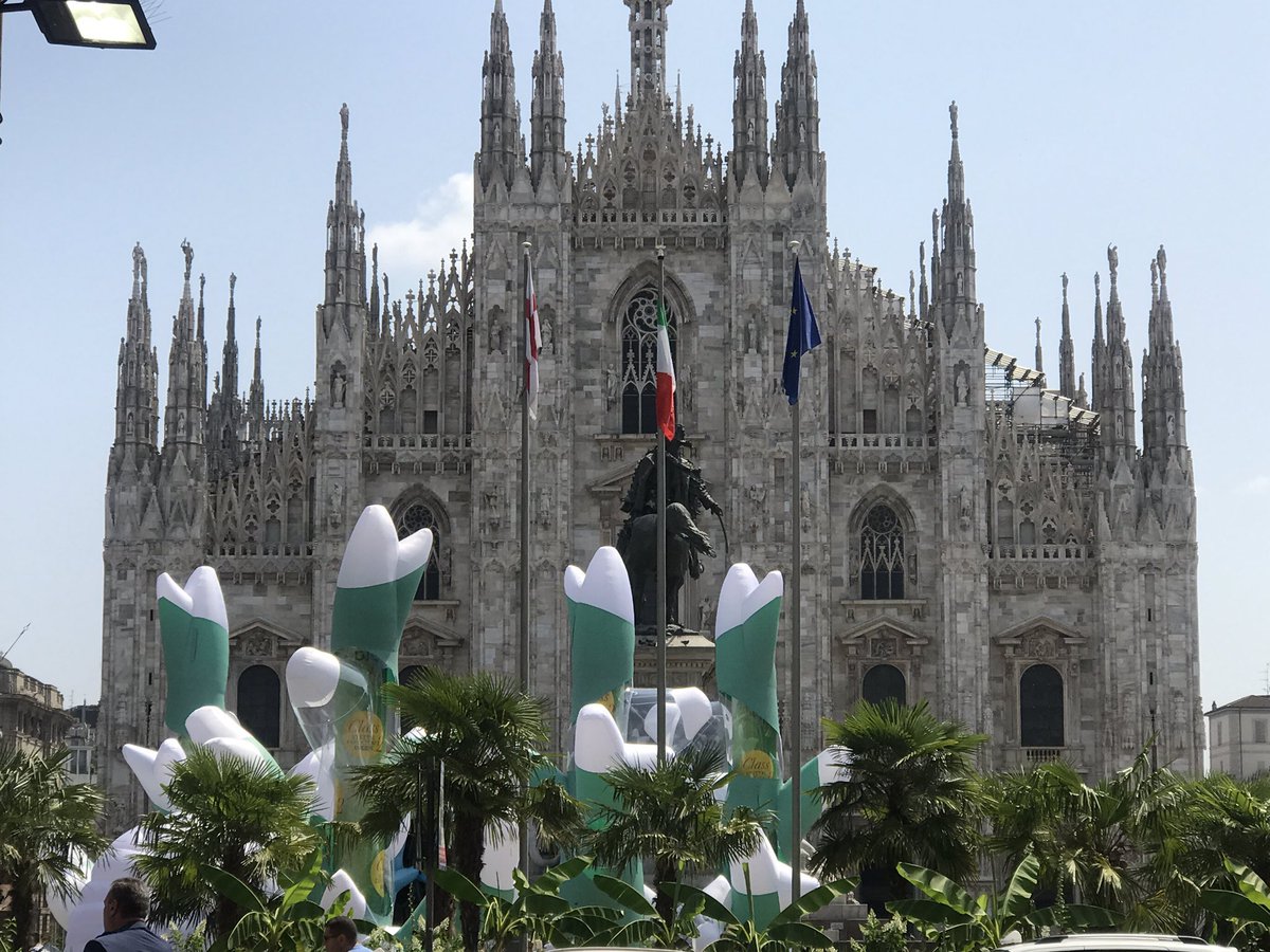 LivePaola's tweet photo. In Piazza Duomo il sobrio gonfiabile di #ClassDigitalWeek. Diciamo che erano meglio le palme da sole. https://t.co/czzc89z9bA