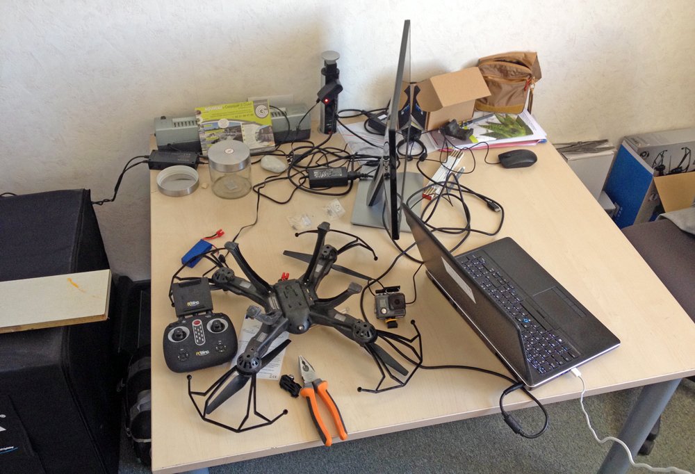 Montage du drone pour les prises de vue aériennes, trop dur le boulot de webmaster !!