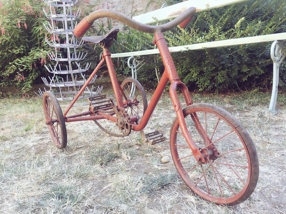laure496's tweet photo. Vélo pour le prochain @AnjouVintage trouvé à Bouchemaine #avv17 on plane tous encore un peu je crois #JaimelAnjou quelle ambiance... https://t.co/dukzxppc71