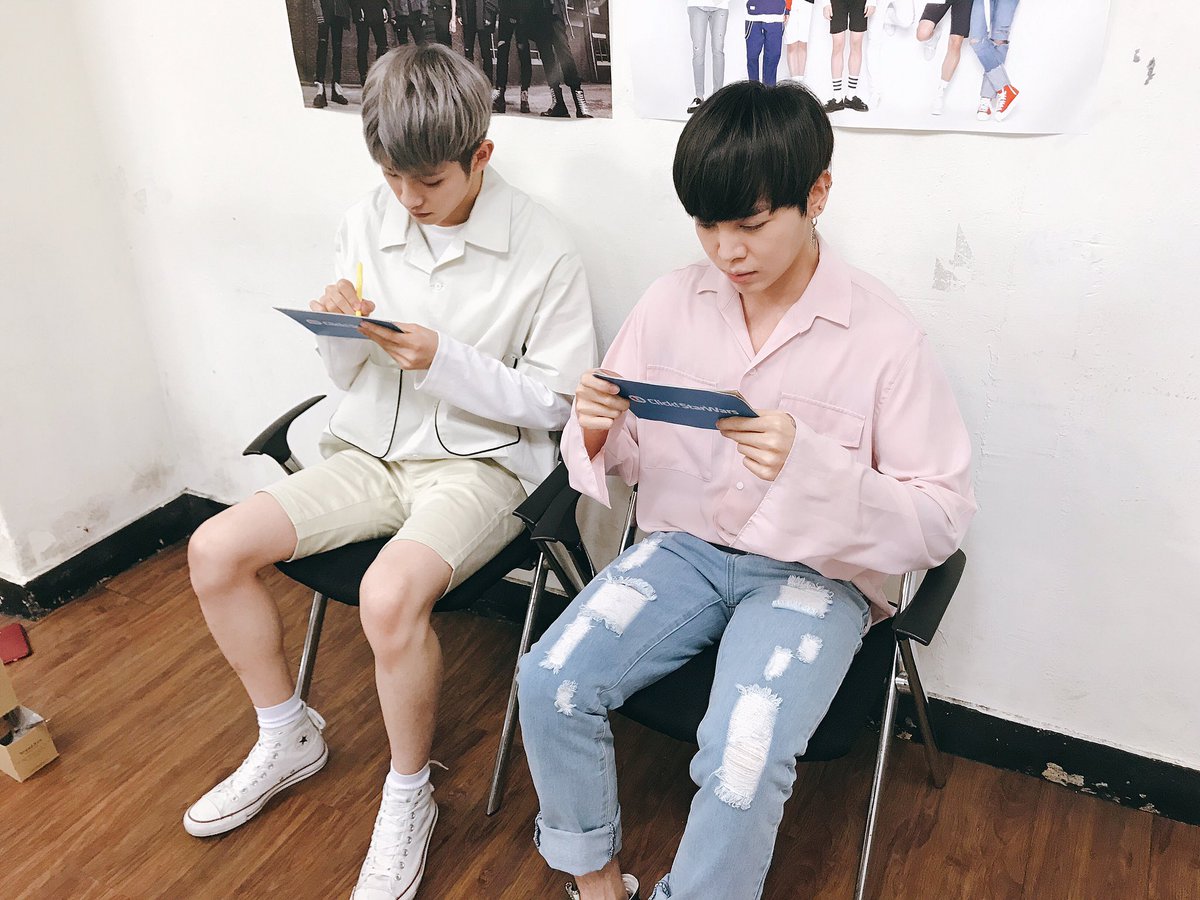 thefactnews's tweet photo. #클릭스타워즈 #주간랭킹쇼 22회 촬영마쳤어요!
#투포케이 #진홍 과 #휘 의 찰떡 케미 진행👍
수요일날 확인해주세요😆#24K https://t.co/Bpqzm8k9lY