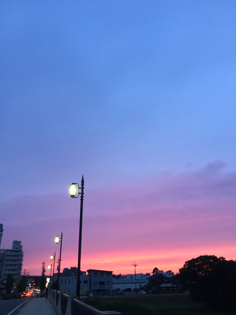 Satoshi No Twitter 今日の１枚 街灯と夕空 どこか切なくて惹かれていくような感じ 好きな組み合わせの一つ 切ない音楽聴きながら いざスタジオへ 風景 写真 空 夕空 街灯 ノスタルジック