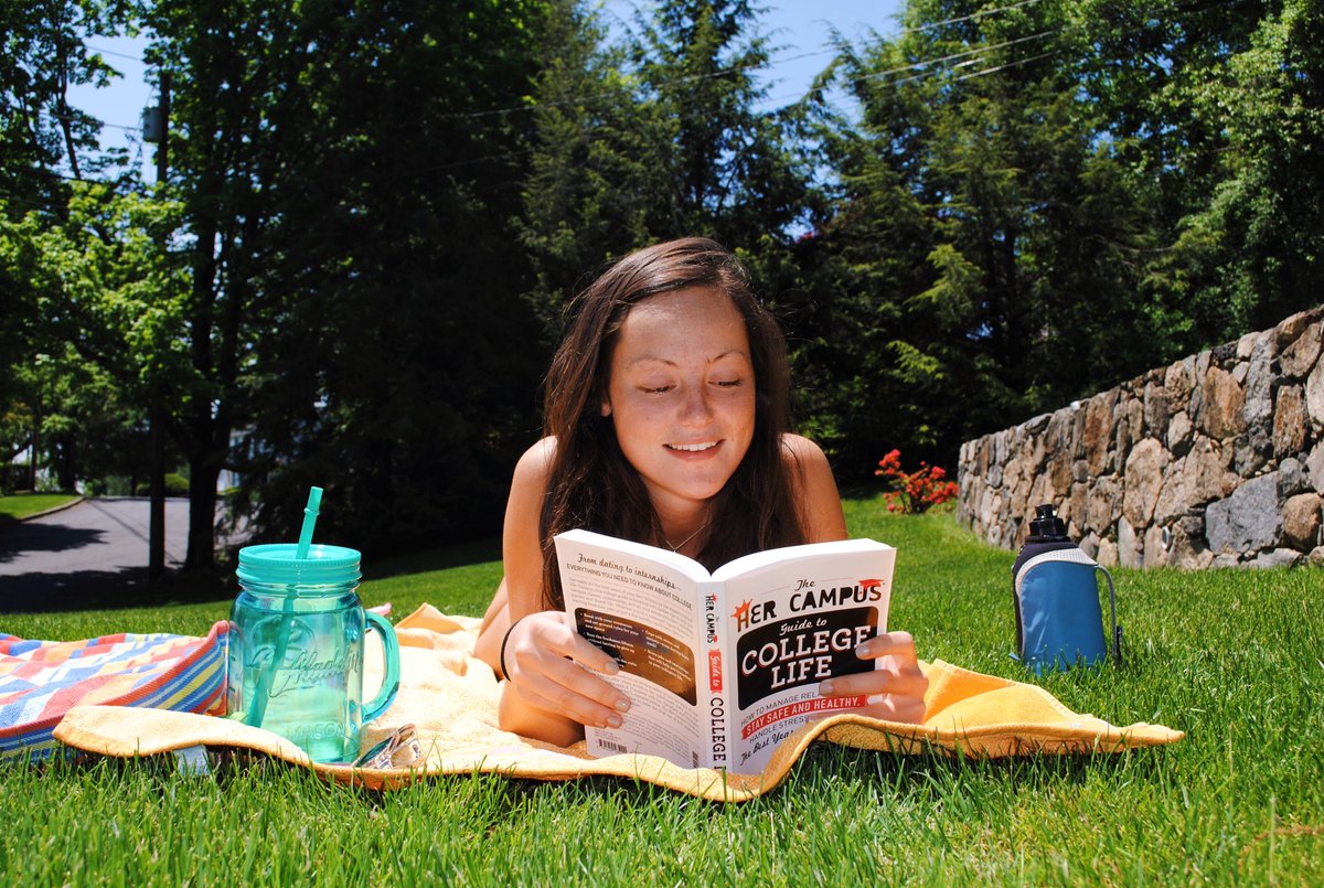 hcxherfuture's tweet photo. We know what our plans are for today ๐ reading The Her Campus "Guide to College Life" Book while catching some rays! #HCXO #HCBOOK https://t.co/FX6eWAid2n